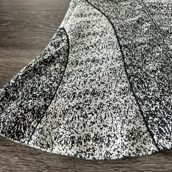 H&M Black & White Textured Flared Mini Skirt Sz 8 Abstract Jacquard Fit & Flare - Picture 2 of 9